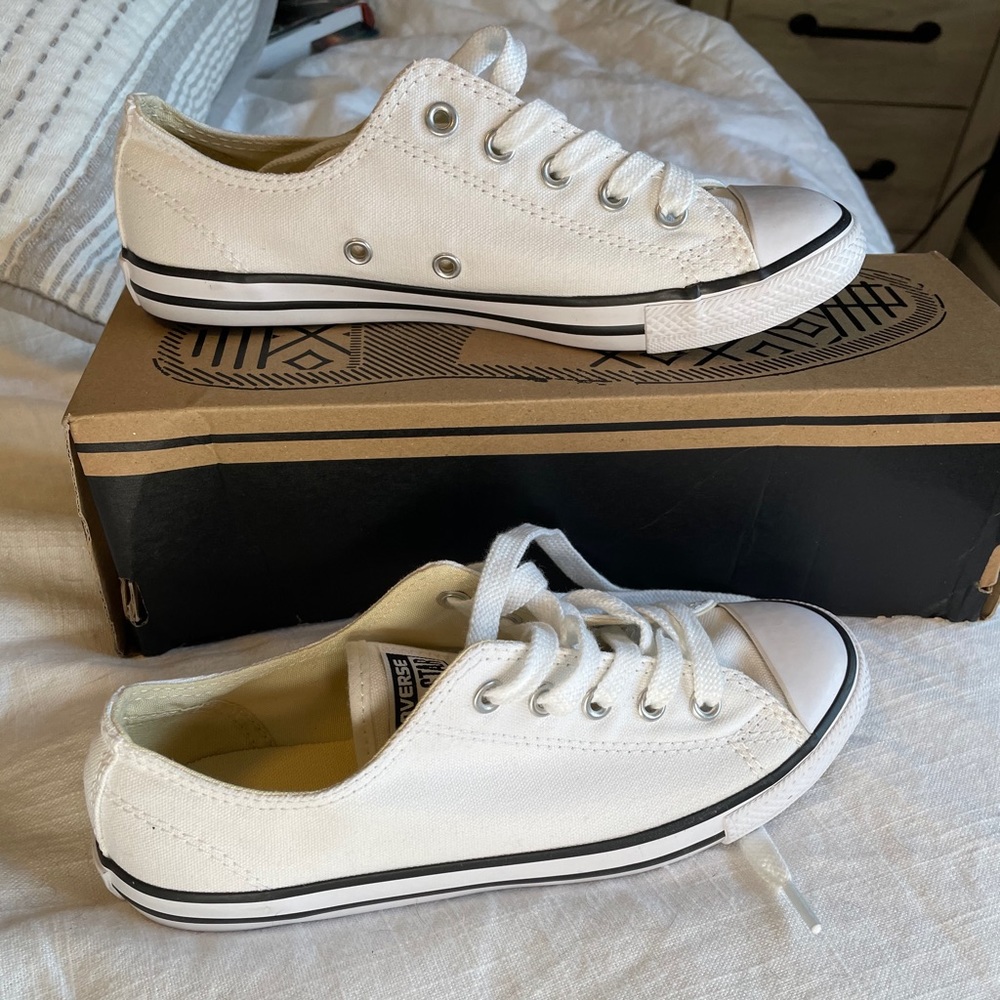 Women’s Dainty Ox Converse** Never Worn**
